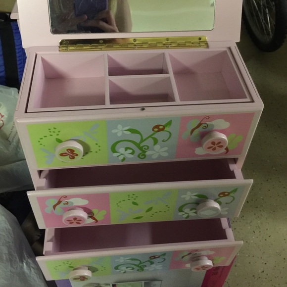 Adorable jewelry box! With mirror on inside! - Picture 3 of 4