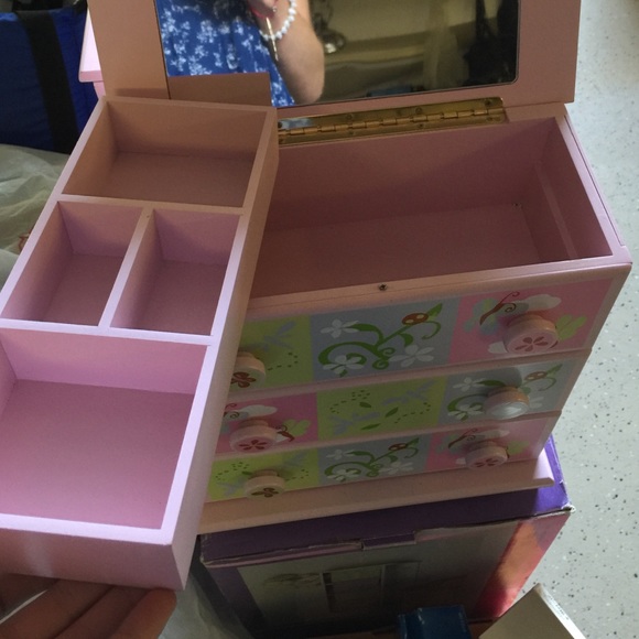 Adorable jewelry box! With mirror on inside! - Picture 4 of 4