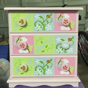 Adorable jewelry box! With mirror on inside!