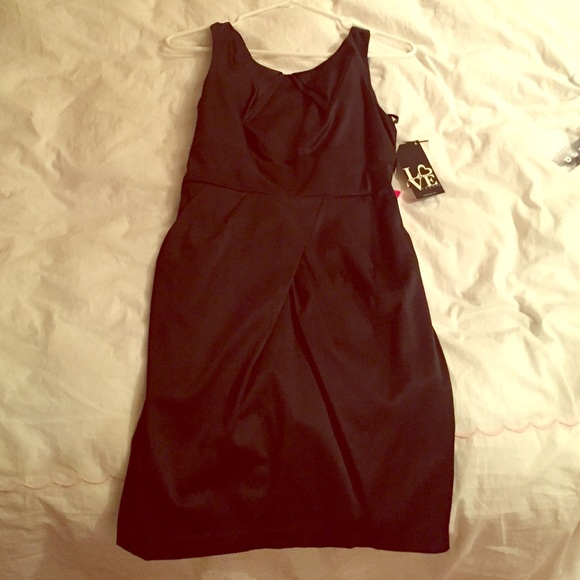 Lbd with pockets.  Tie in back. Hidden back zipper