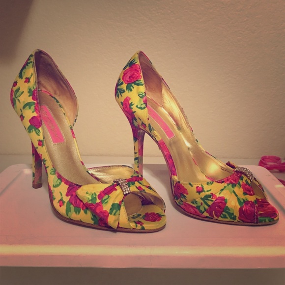 Betsy Johnson peep toe pump