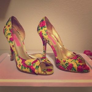 Betsy Johnson peep toe pump