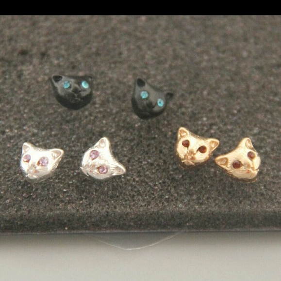 ๐ฑ NWT Gold Cat Face Stud Earrings - Picture 2 of 3