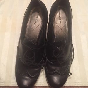 Black heeled formal pumps