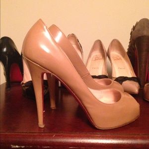 Louboutin Very Prive (VP) in camel patent