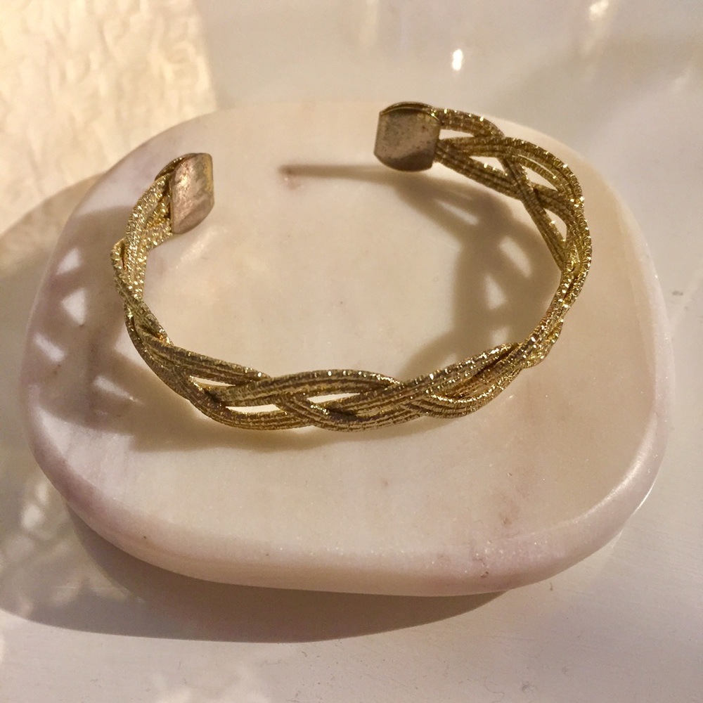 ✨sparkly golden bracelet with a twisted design✨