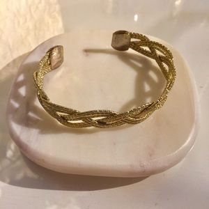 ✨sparkly golden bracelet with a twisted design✨