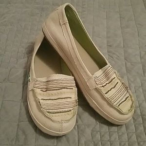 what stores sell sanuk shoes