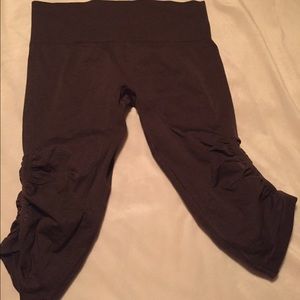 Lululemon NWOT in the flow crops