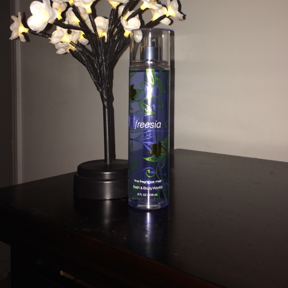 Bath and body freesia body spray