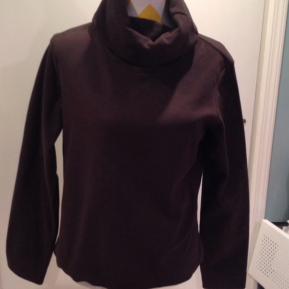 GAP Dark grey fleece top.