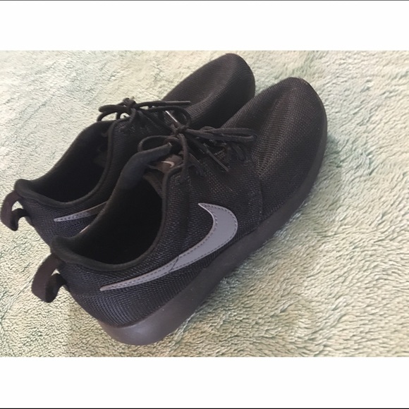 Nike Shoes - Nike Roshe Runs Nike Shoes - Nike Roshe Runs