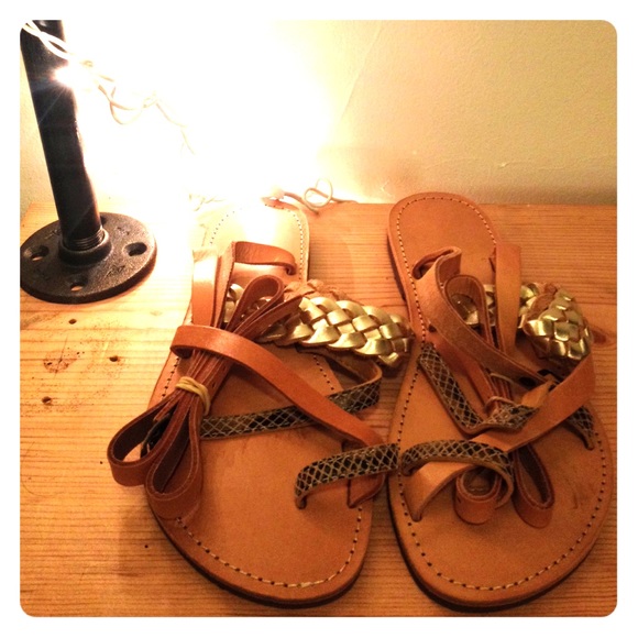 NWT Isapera Sandals