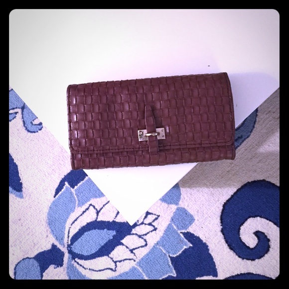 Basket weave wallet perfect for any season !