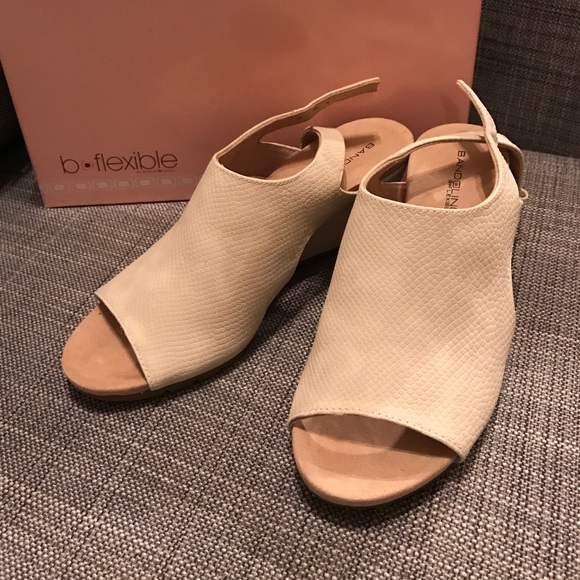 Shoes - NWT Cream Wedges