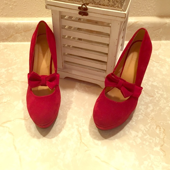 Red pumps