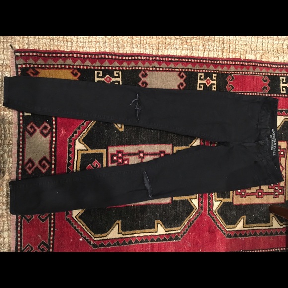 American Eagle black skinnies with knee rips