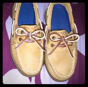 Boys sperrys
