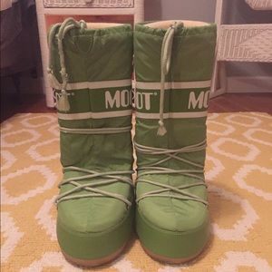 green moon boots
