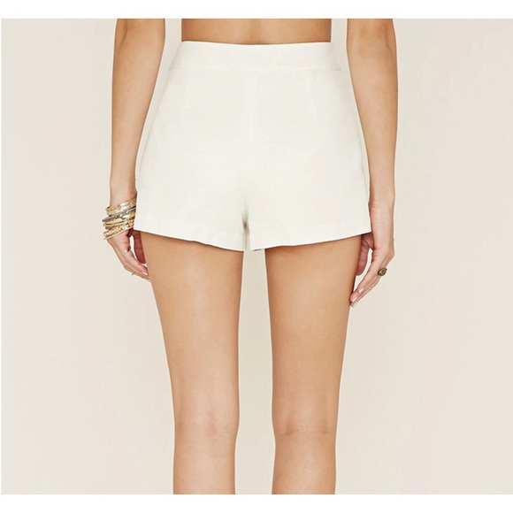 Button-strap shorts - Picture 2 of 3