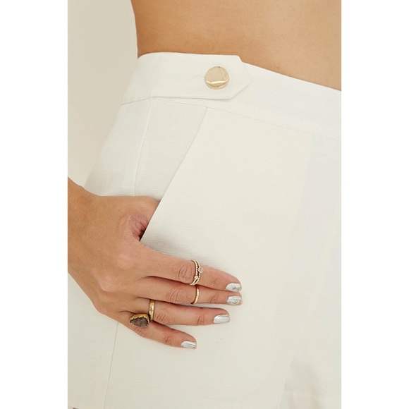 Button-strap shorts - Picture 3 of 3