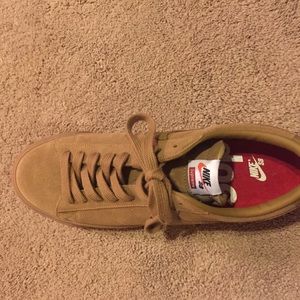 Nike / supreme shoes