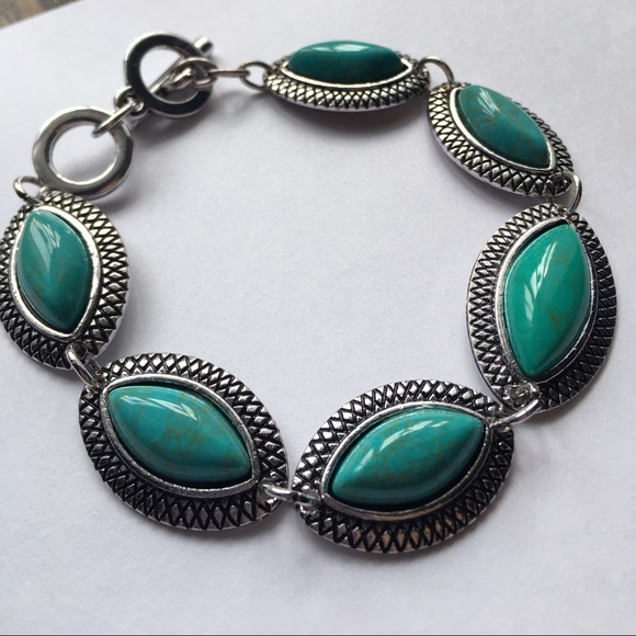 Elegant Turquoise Bracelet - Picture 2 of 3