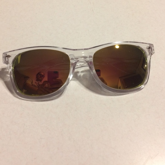Accessories - Mirrored sunglasses 😎