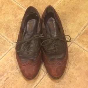 Wingtip leather shoes