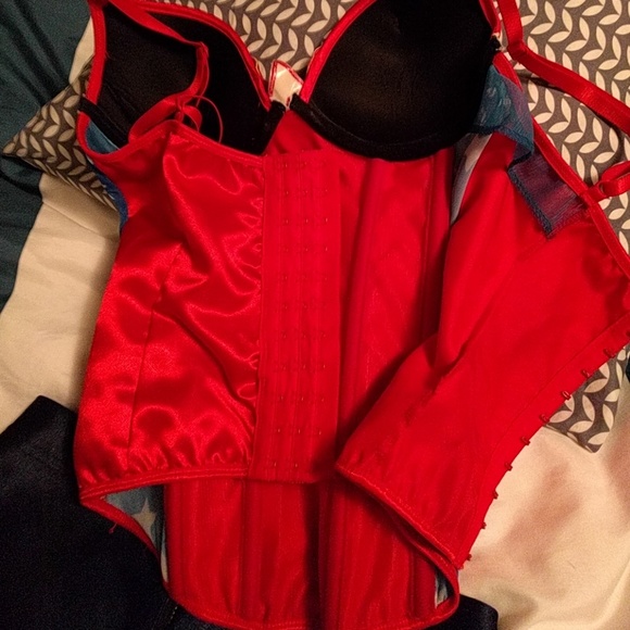 Wonder Woman Corset - Picture 2 of 3