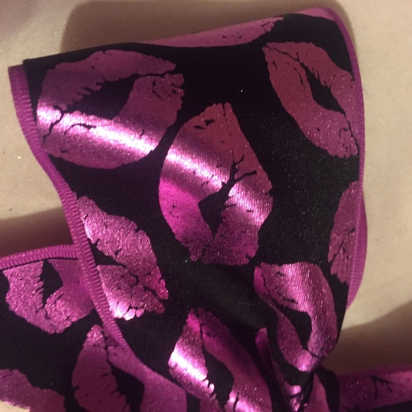 Pink lips bow - Picture 2 of 2