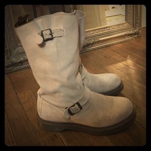 Cream Dr. Martens