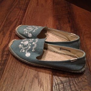 Brand new chambray and lace soludos