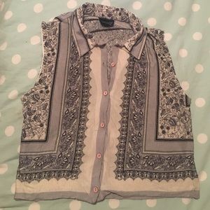 Designed, sleeveless, button down collared shirt