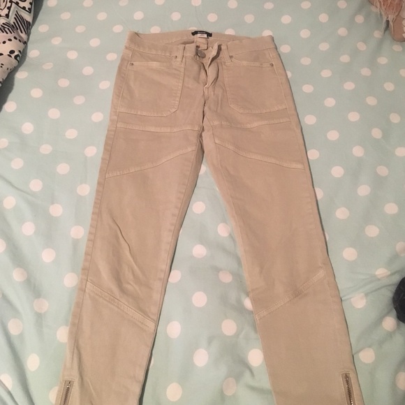 Beige skinny pants with zippers at the ankles