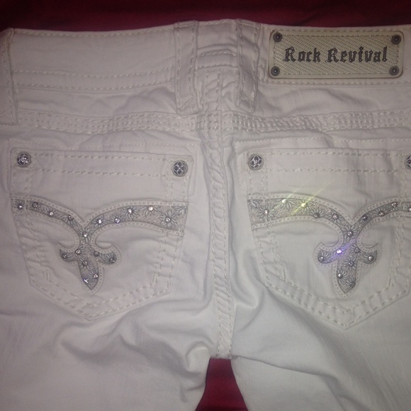 NWT 26 CAPRI ROCK REVIVAL JEANS!!