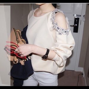 Sweatshirt with off shoulder details