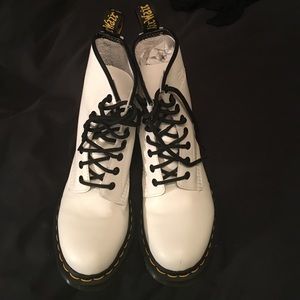 Women's white Dr. Martens lace up combat boot sz 7