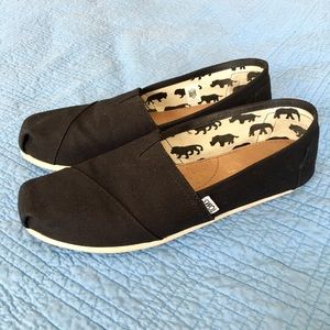 Black TOMS