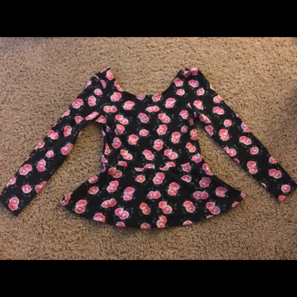 Super cute H&M Peplum rose print top 🌹