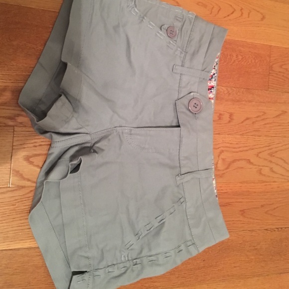 Never worn, not the right size.