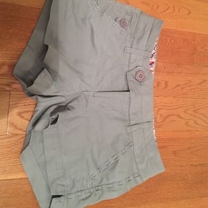 Never worn, not the right size.