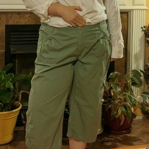 Dockers cargo capri pants size 20W in sage.