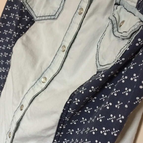 Sleeveless denim button up - light wash w pattern