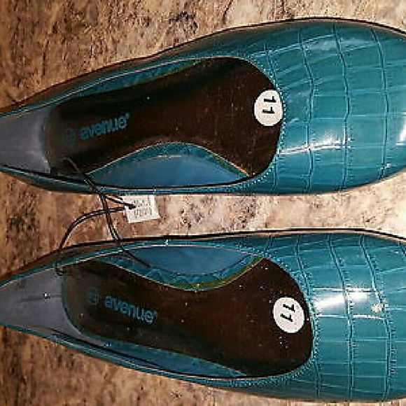 Turquoise 11w slip on