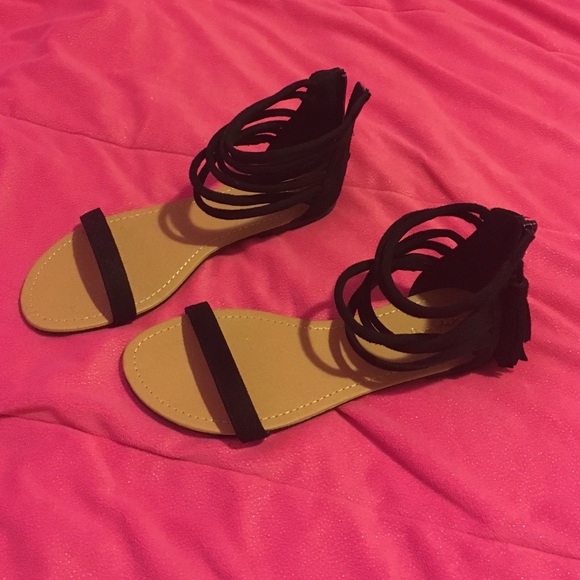 Flat ankle strappy sandals with tassel zipper