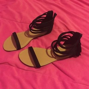 Flat ankle strappy sandals with tassel zipper