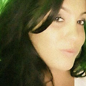 Meet your Posher, Lorie