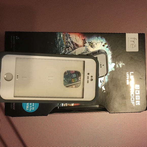 iPhone 5s lifeproof - Picture 1 of 2