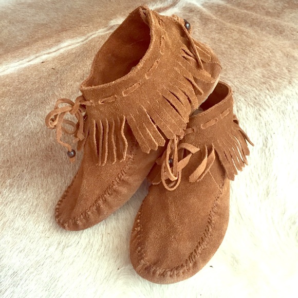 Minnetonka Women's suede fringe booties 8.5